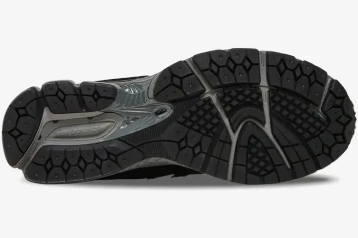 Outsole of the black New Balance 2002R x JD Sports Exclusive sneaker showing its tread pattern. - SKU M2002RR1