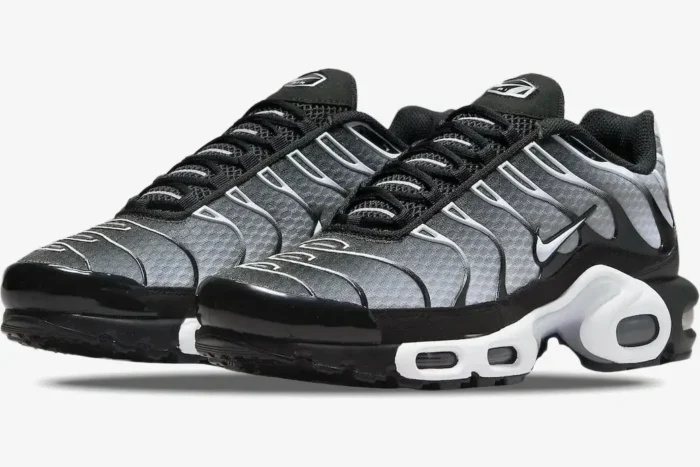 Nike Air Max Plus TN Black Metallic sneakers in a front three-quarter view with grey gradient mesh. - SKU DM0032-003