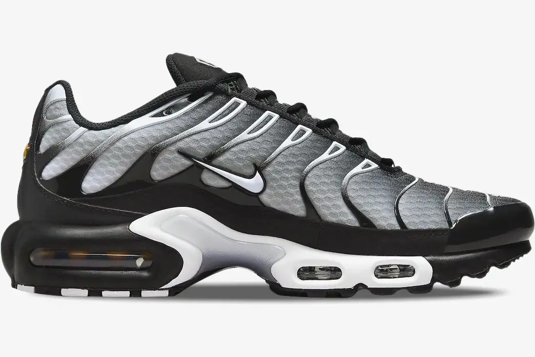 nike-air-max-plus-tn-black-metallic-side-view-dm0032-003-819-679 Side profile of Nike Air Max Plus TN Black Metallic sneakers featuring a grey gradient mesh and black overlays. - SKU DM0032-003